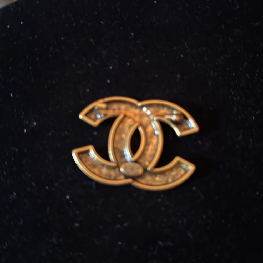 CHANEL antique Gold tone CC Logo Pin with Engraved Script signed in back - Picture 5 of 5